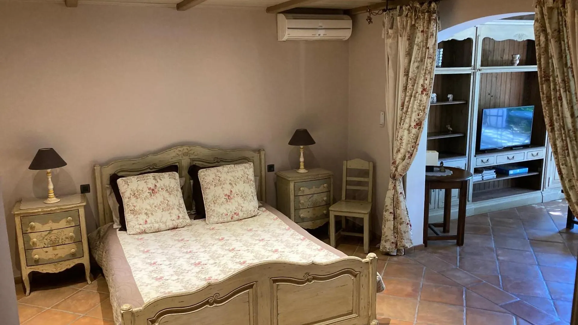 Le Chene Apartment Laouque